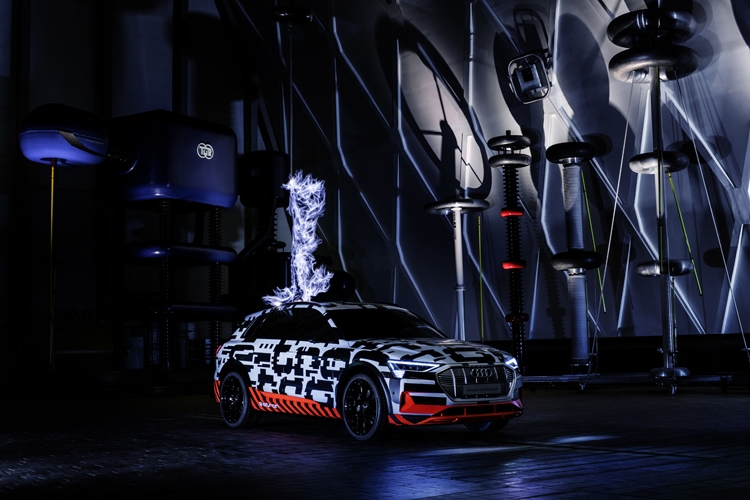 Фото - Прототип электрокара Audi e-tron предстал в клетке Фарадея»