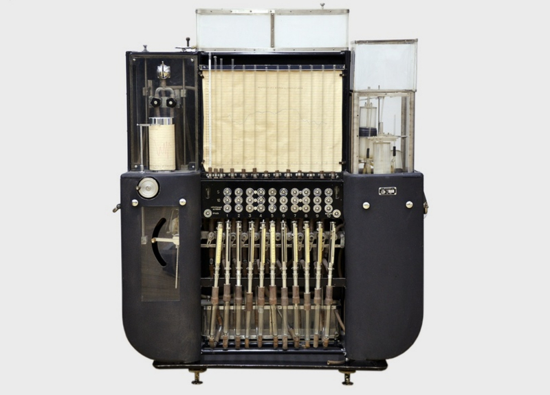  Серийный гидроинтегратор ИГ-3 (Завод счётно-аналитических машин, г. Рязань, 1955 г.) — аналоговый компьютер для решения дифференциальных уравнений (источник: Политехнический музей, Москва) 